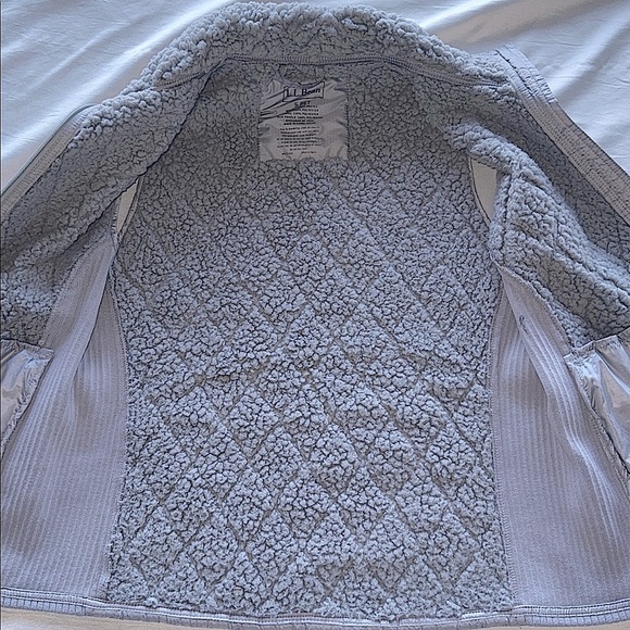 L.L. Bean Light Gray Quilted Vest Plush Fleece Lined Double Zipper Pulls Sz S - Picture 8 of 10